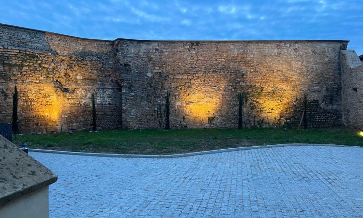 Eclairage sur mur historique en pierre jaune